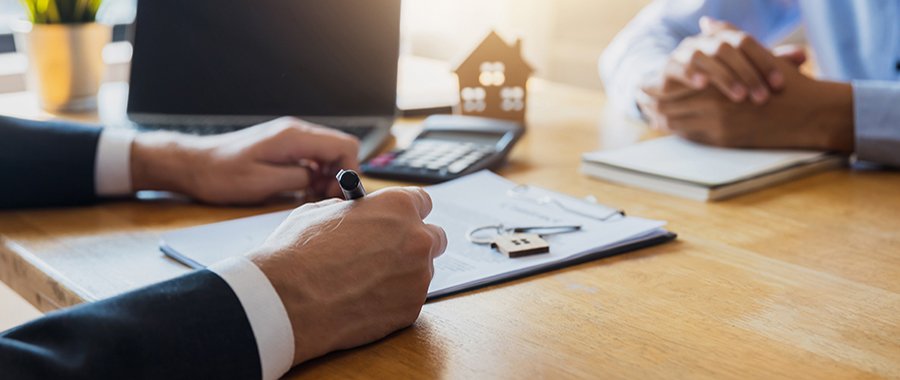 Imagen de Los compradores de vivienda se reúnen y negocian con agentes inmobiliarios sobre el alquiler